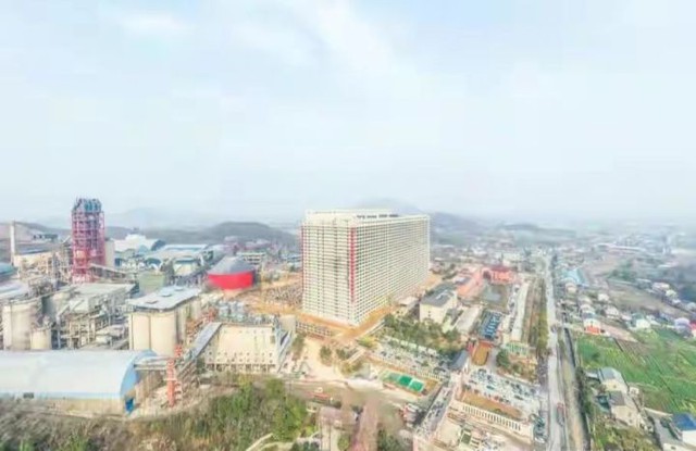 Lạ lùng khách sạn lợn cao hàng chục tầng ở Trung Quốc - Ảnh 2.