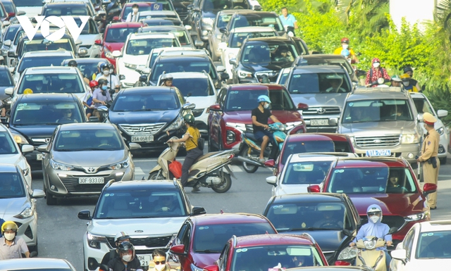 Giao thông trên đường Nguyễn Trãi hỗn loạn vào giờ cao điểm - Ảnh 11.