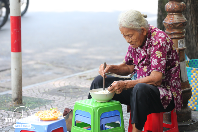 Căng tin di động của dân văn phòng giữa trung tâm quận 1 - Ảnh 11.