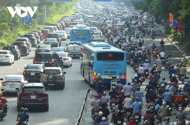 Giao thông trên đường Nguyễn Trãi hỗn loạn vào giờ cao điểm - Ảnh 12.