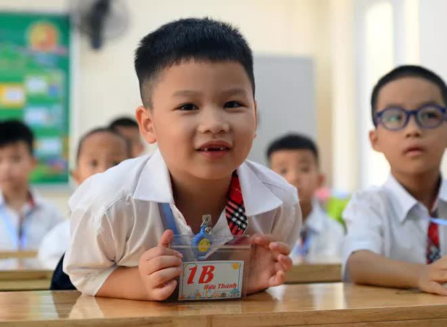 ẢNH học sinh lớp 1 Hà Nội ngày đầu đến trường: Vừa háo hức vừa mếu máo đòi về! - Ảnh 13.