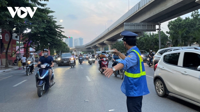 Giao thông trên đường Nguyễn Trãi hỗn loạn vào giờ cao điểm - Ảnh 15.