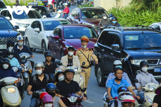 Giao thông trên đường Nguyễn Trãi hỗn loạn vào giờ cao điểm - Ảnh 4.