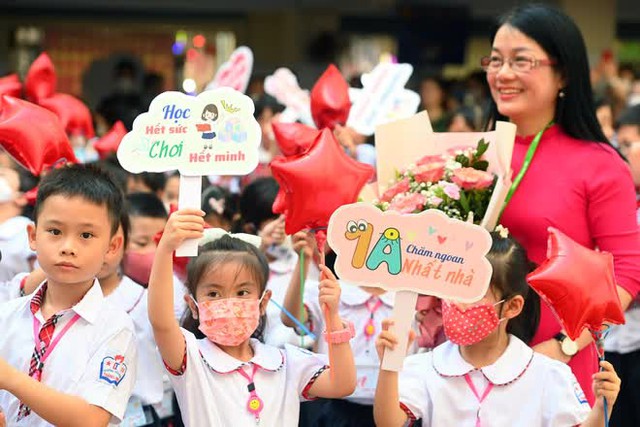 ẢNH học sinh lớp 1 Hà Nội ngày đầu đến trường: Vừa háo hức vừa mếu máo đòi về! - Ảnh 6.