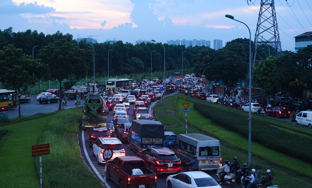  Hà Nội: Đường gom đại lộ Thăng Long tắc cứng vào giờ cao điểm, người dân mệt mỏi khi đi vài trăm mét mất cả tiếng đồng hồ - Ảnh 7.