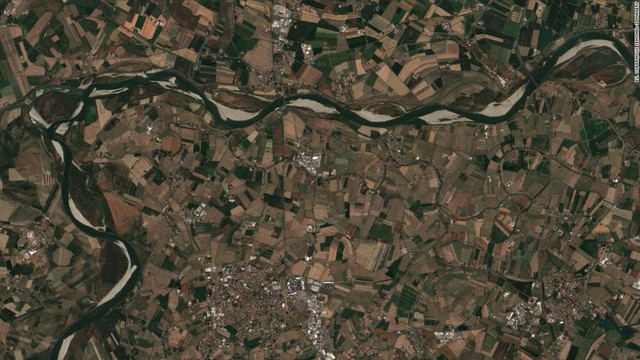 Ảnh từ vệ tinh: Các con sông trên thế giới đang khô cạn vì thời tiết khắc nghiệt - Ảnh 8.