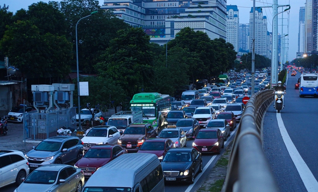  Hà Nội: Đường gom đại lộ Thăng Long tắc cứng vào giờ cao điểm, người dân mệt mỏi khi đi vài trăm mét mất cả tiếng đồng hồ - Ảnh 8.
