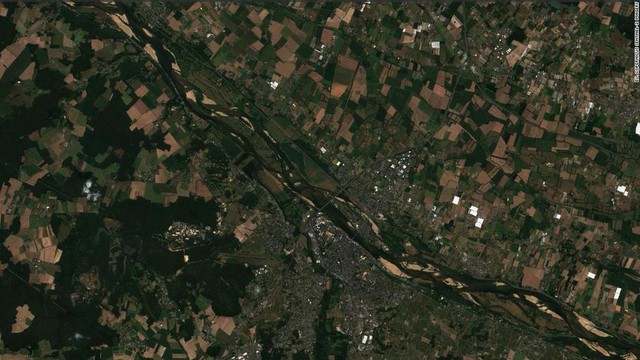 Ảnh từ vệ tinh: Các con sông trên thế giới đang khô cạn vì thời tiết khắc nghiệt - Ảnh 9.