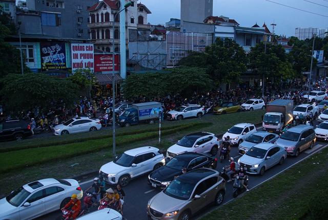  Hà Nội: Đường gom đại lộ Thăng Long tắc cứng vào giờ cao điểm, người dân mệt mỏi khi đi vài trăm mét mất cả tiếng đồng hồ - Ảnh 10.