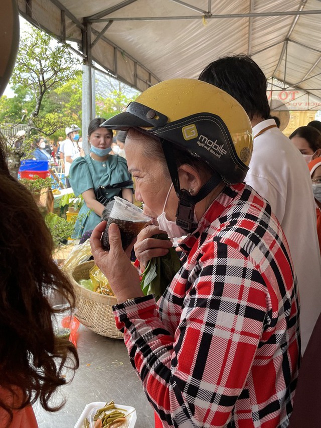 Độc đáo khu chợ đồ ăn, thảo dược ở Miền Tây chỉ giao dịch bằng... lá cây - Ảnh 8.