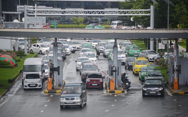 Nhiều tài xế cho hay rất khó giải thích mỗi khi khách phản ứng về yêu cầu phải trả thêm 10.000 - 15.000 đồng phí ra cổng sân bay. Trong ảnh: thu phí ôtô khi ra vào sân bay Tân Sơn Nhất, TP.HCM - Ảnh: QUANG ĐỊNH