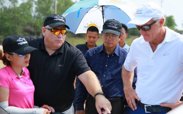 Lãnh đạo Tập đoàn Trường Thịnh và các đối tác khảo sát thực địa khu vực triển khai dự án sân golf 36 lỗ tại xã Bảo Ninh, TP. Đồng Hới. Ảnh: Vũ Tuấn
