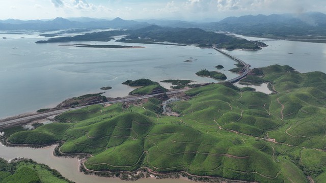 Vì sao cao tốc Hạ Long - Móng Cái dài 176 km hiện chưa có cây xăng, trạm dừng nghỉ? - Ảnh 1.