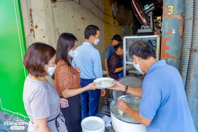 Hai con hẻm được xem là chỗ ăn trưa bí mật của dân văn phòng Tràng Tiền, đến tài xế công nghệ cũng không hề hay biết - Ảnh 7.