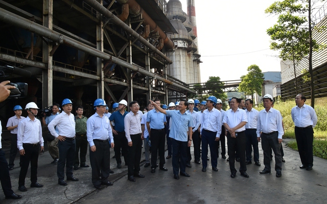 Phó Thủ tướng Lê Minh Khái kiểm tra Nhà máy gang thép Lào Cai (dự án VTM). Ảnh Trần Mạnh