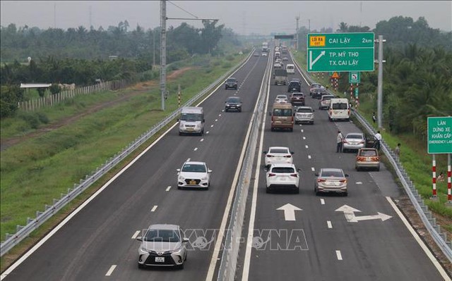 Phương tiện lưu thông trên cao tốc Trung Lương - Mỹ Thuận, đoạn qua xã Tân Phú, thị xã Cai Lậy. Ảnh: Minh Trí/TTXVN