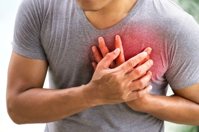 5 dấu hiệu cảnh báo bạn sắp bị một cơn đau tim tấn công - Ảnh 1.