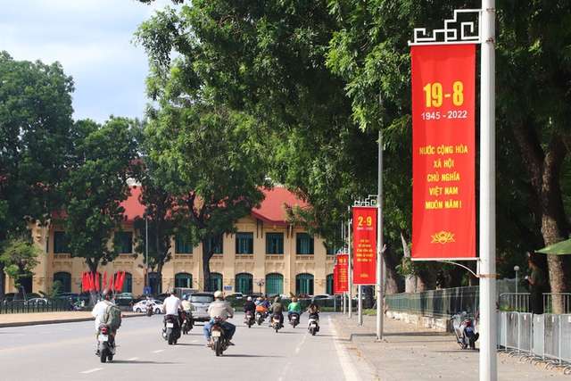  Phố phường Thủ đô được trang hoàng rực rỡ chào mừng Quốc khánh 2/9  - Ảnh 3.