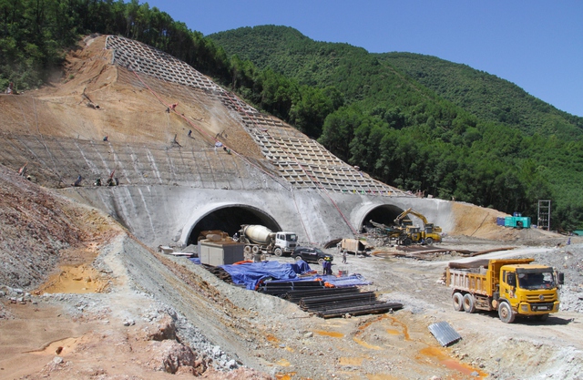 Nhộn nhịp đại công trường đào hầm xuyên núi Thần Vũ để làm cao tốc Bắc - Nam - Ảnh 3.