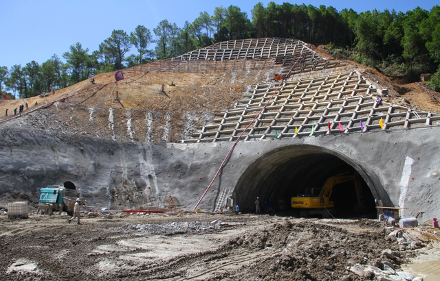 Nhộn nhịp đại công trường đào hầm xuyên núi Thần Vũ để làm cao tốc Bắc - Nam - Ảnh 4.