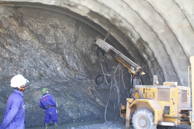 Nhộn nhịp đại công trường đào hầm xuyên núi Thần Vũ để làm cao tốc Bắc - Nam - Ảnh 7.