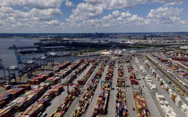Các container vận chuyển hàng xếp chồng lên nhau ở cảng Baltimore - Ảnh: AP