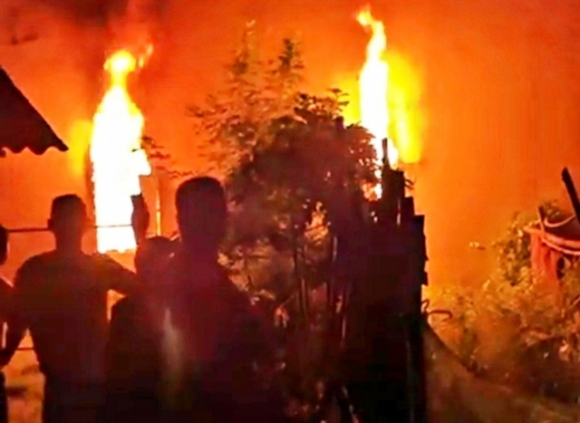 Kho chứa hàng cháy lớn trong đêm ở Quảng Nam - Ảnh 1.