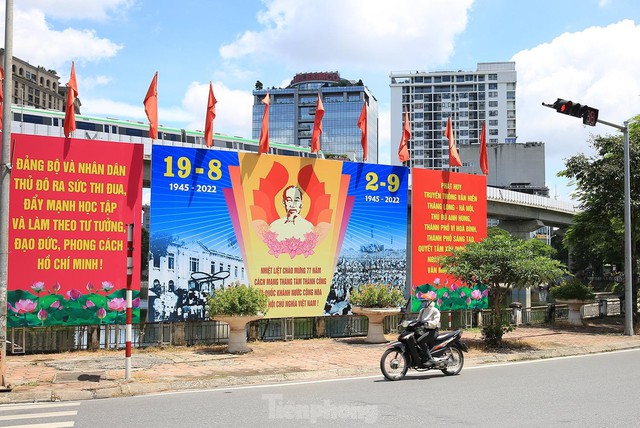 Phố phường Hà Nội trang hoàng cờ hoa chào mừng ngày lễ lớn 2/9 - Ảnh 2.