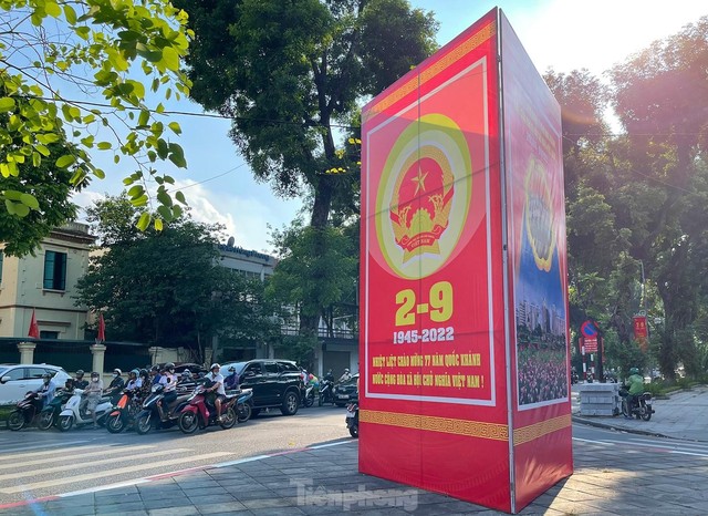 Phố phường Hà Nội trang hoàng cờ hoa chào mừng ngày lễ lớn 2/9 - Ảnh 13.