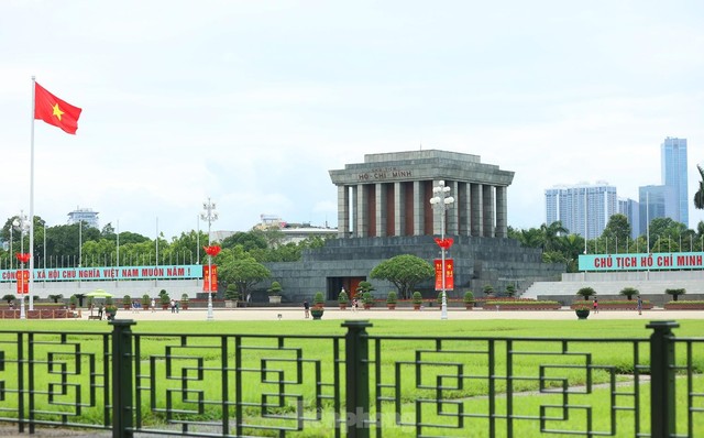 Phố phường Hà Nội trang hoàng cờ hoa chào mừng ngày lễ lớn 2/9 - Ảnh 4.