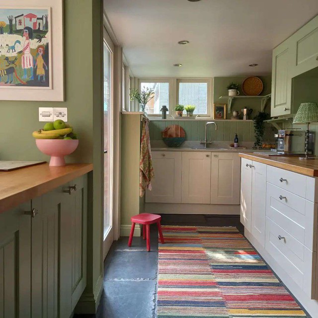 Từ nhẹ nhàng đến sang trọng, đây là những thiết kế nhà bếp với gam màu xanh lá khiến bạn không chê vào đâu được - Ảnh 6.