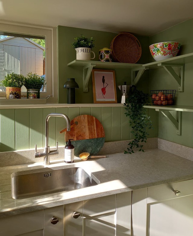Từ nhẹ nhàng đến sang trọng, đây là những thiết kế nhà bếp với gam màu xanh lá khiến bạn không chê vào đâu được - Ảnh 7.