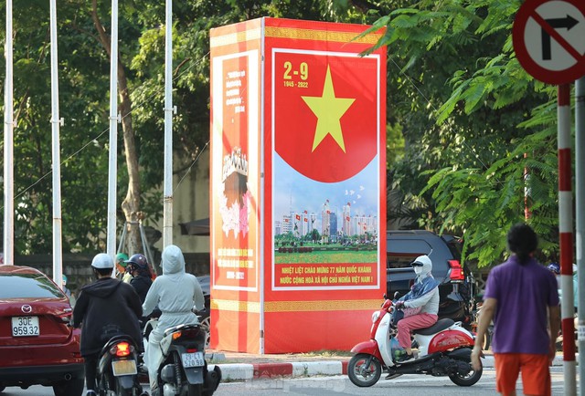 Phố phường Hà Nội trang hoàng cờ hoa chào mừng ngày lễ lớn 2/9 - Ảnh 9.