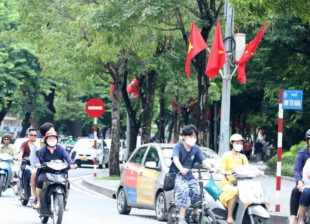 Phố phường Hà Nội trang hoàng cờ hoa chào mừng ngày lễ lớn 2/9 - Ảnh 10.