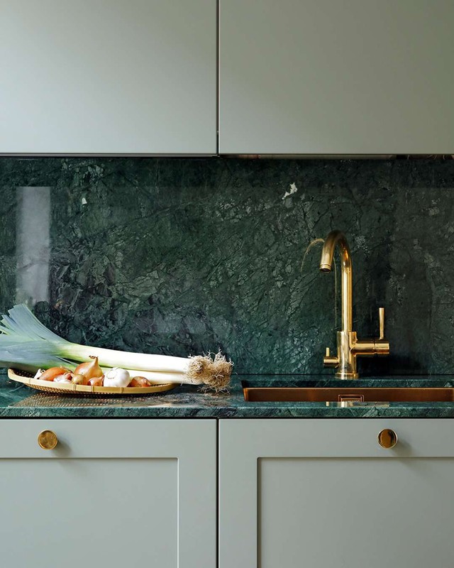 Từ nhẹ nhàng đến sang trọng, đây là những thiết kế nhà bếp với gam màu xanh lá khiến bạn không chê vào đâu được - Ảnh 10.