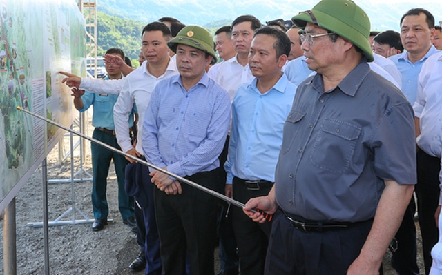 Thủ tướng Phạm Minh Chính khảo sát, kiểm tra tiến độ dự án cảng hàng không Sa Pa - Ảnh: VGP/Nhật Bắc