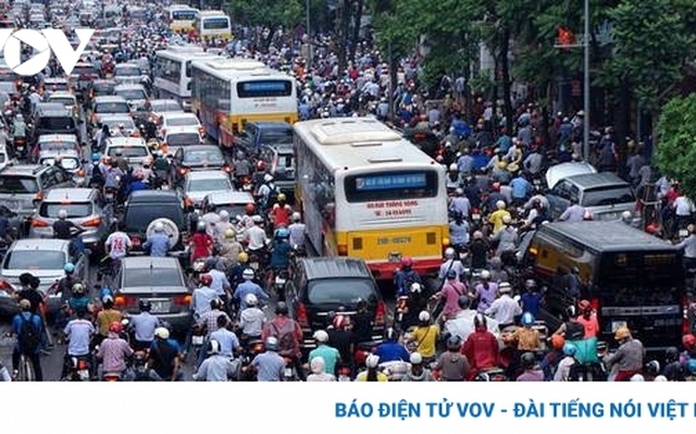 Từ nhiều năm nay, xe bus tại các thành phố lớn là Hà Nội và TP.HCM luôn ở trong vòng luẩn quẩn: xe cũ kỹ lạc hậu, vắng khách, thua lỗ trợ giá…