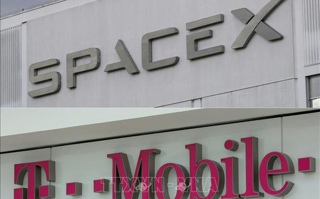 Biểu tượng của SpaceX và T-Mobile . Ảnh: AFP/TTXVN