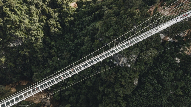 Mãn nhãn với cây cầu kính đi bộ dài nhất thế giới hùng vĩ giữa núi rừng Việt Nam - Ảnh 2.