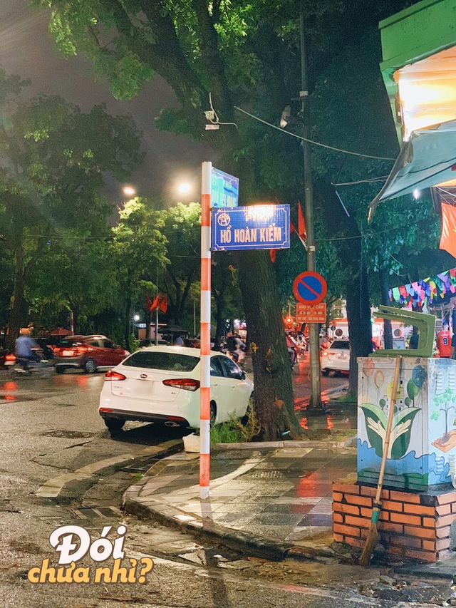 Đi ăn ở con phố ngắn nhất Hà Nội, thưởng thức đủ các món ăn vặt yêu thích của giới trẻ - Ảnh 1.