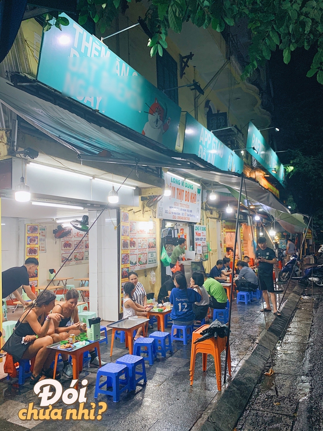 Đi ăn ở con phố ngắn nhất Hà Nội, thưởng thức đủ các món ăn vặt yêu thích của giới trẻ - Ảnh 2.