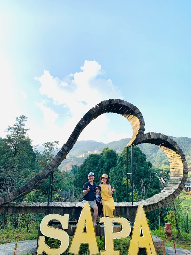 Young family self-driving more than 1,000 km to conquer Fansipan peak - Photo 1.