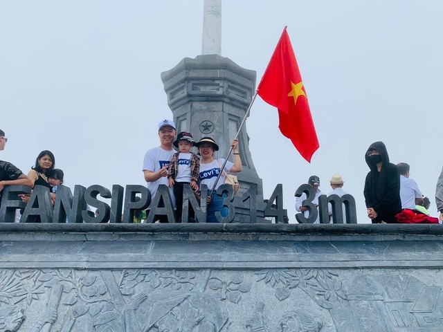 Young family self-driving more than 1,000 km to conquer Fansipan peak - Photo 8.