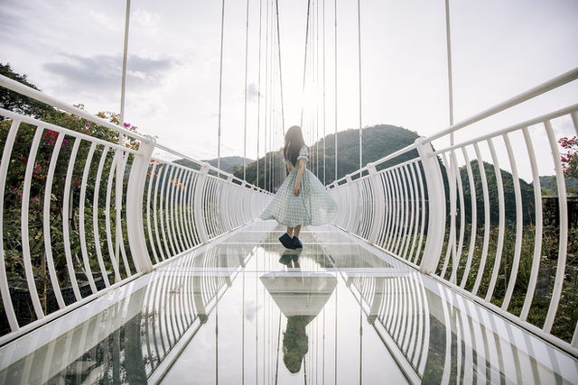 Satisfied with the world's longest and majestic pedestrian glass bridge between the mountains and forests of Vietnam - Photo 13.