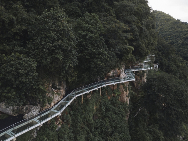 Mãn nhãn với cây cầu kính đi bộ dài nhất thế giới hùng vĩ giữa núi rừng Việt Nam - Ảnh 15.