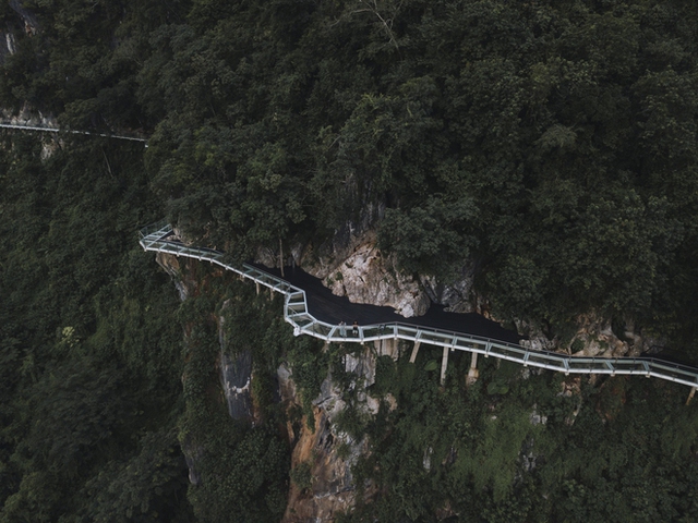 Mãn nhãn với cây cầu kính đi bộ dài nhất thế giới hùng vĩ giữa núi rừng Việt Nam - Ảnh 16.