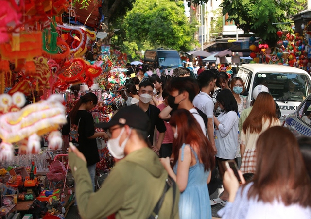  Hà Nội: Phố Hàng Mã chật kín người đổ về vui chơi trước Trung thu, trẻ em được người lớn kiệu rước đèn ông sao  - Ảnh 6.