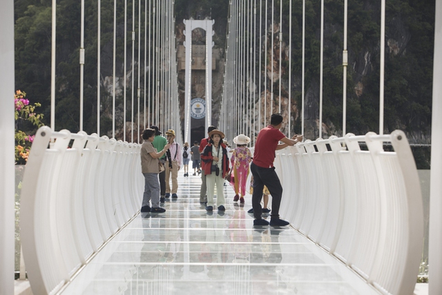 Mãn nhãn với cây cầu kính đi bộ dài nhất thế giới hùng vĩ giữa núi rừng Việt Nam - Ảnh 8.