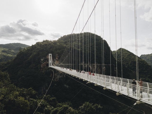 Mãn nhãn với cây cầu kính đi bộ dài nhất thế giới hùng vĩ giữa núi rừng Việt Nam - Ảnh 11.