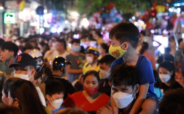 Hà Nội: Phố Hàng Mã chật kín người đổ về vui chơi trước Trung thu, trẻ em được người lớn kiệu ''rước đèn ông sao"